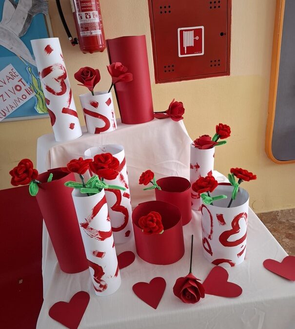 UČENIČKA ZADRUGA LAVANDA OBILJEŽILA VALENTINOVO VEDROM I ŠARENOM PRODAJNOM IZLOŽBOM